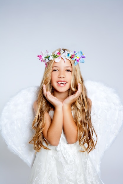 Aniołów dzieci dziewczyny ręk otwarte gest z skrzydłami