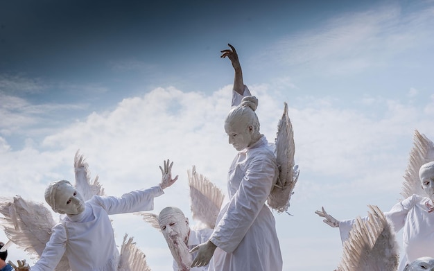 Anioły z białymi skrzydłami