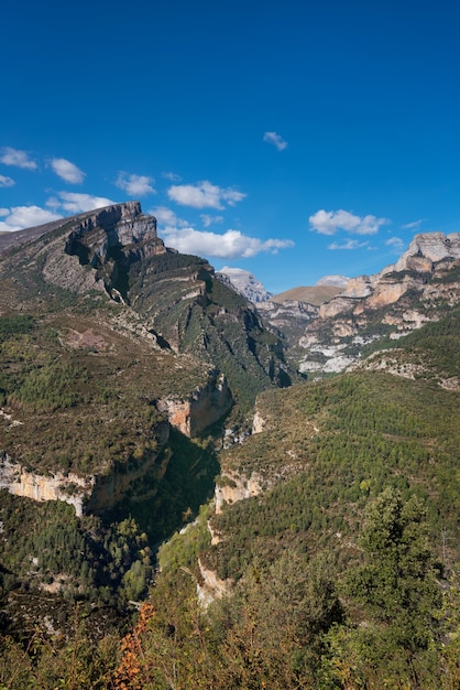 Anisclo jar w Huesca, Aragon Pyrenees, Hiszpania.