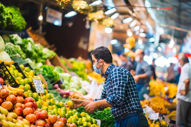 Ankara Turcja 08 października 2020 Portret sprzedawcy na publicznym bazarze