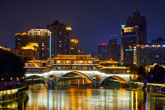 Anshun most przy nocą, Chengdu, Chiny