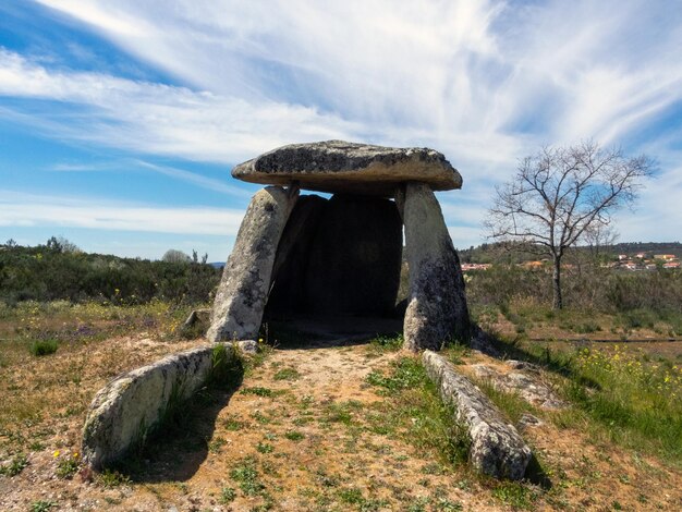 Zdjęcie anta z zedes z 3000 roku p.n.e. megalityczny pomnik pogrzebowy carrazeda de ansiaes braganza portugalia