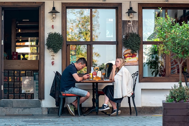Antalya Turcja 15 listopada 2021 para przy stole ulicznej kawiarni w historycznym centrum Antalyi