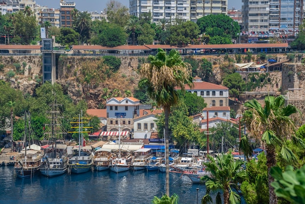 Antalya Turcja 19072021 Rzymski port na starym mieście Antalya Turcja w słoneczny letni dzień