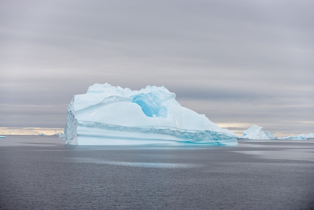 Zdjęcie antarktyczny krajobraz z górą lodową