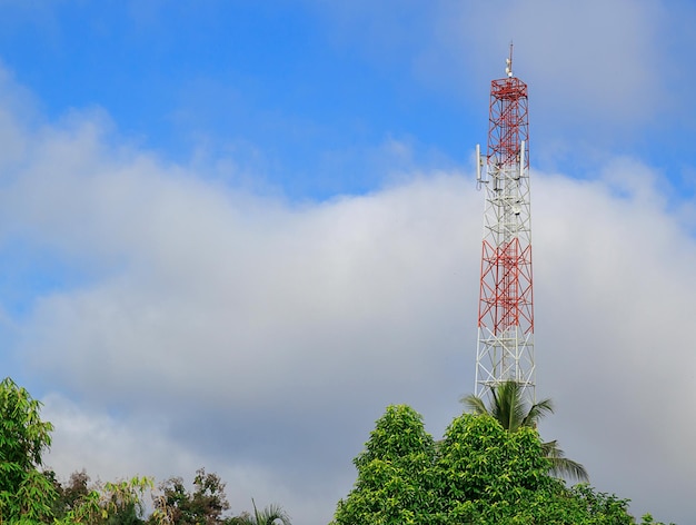 Antena i wieża komórkowa na niebieskim niebie