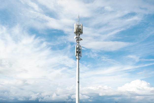 Antena komórkowa 4g, 5g na tle błękitnego nieba