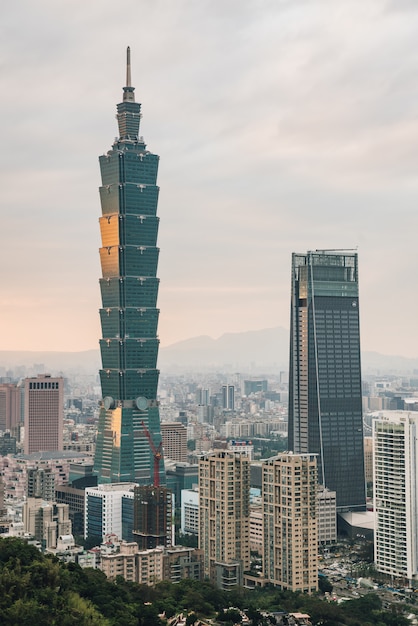 Antena nad Downtown Taipei z wieżowcem Taipei w zmierzchu z Xiangshan Elephant Mountain.