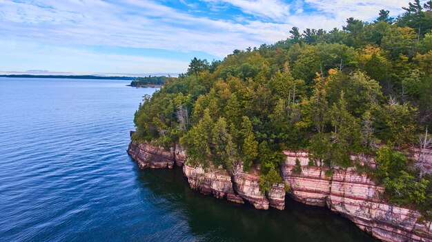 Antena nad klifami na wybrzeżu Vermont z bujnym zielonym lasem powyżej