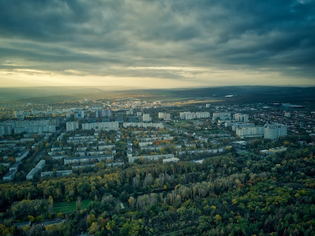 Antena nad miastem jesienią o zachodzie słońca. Miasto Kiszyniów, Republika Mołdawii.