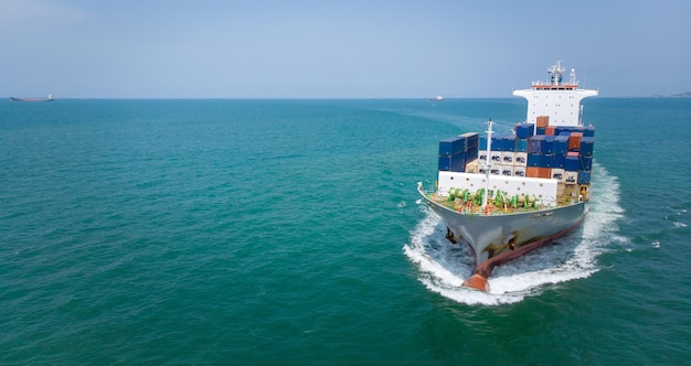 Antena przed statkiem towarowym przewożącym kontener i obsługującym międzynarodowy niestandardowy port morski xAnear dla ładunków eksportowych