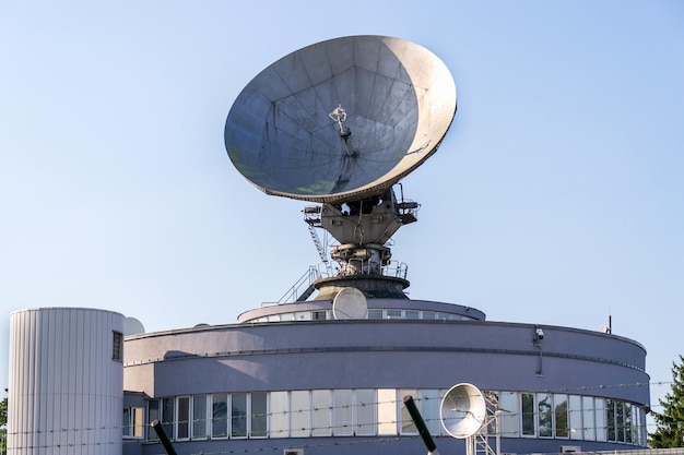 Antena radarowa na centrum łączy satelitarnych wieża telekomunikacyjna koncepcja komunikacji bezprzewodowej jasne błękitne niebo w słoneczny dzień