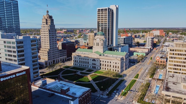 Antena sądu w centrum fortu wayne indiana na wiosnę