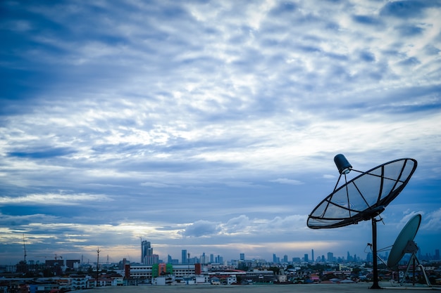 Antena satelitarna anteny na górze budynku w obszarze miejskim