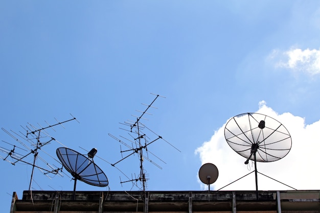 Antena satelitarna i antena radiowa na szczycie budynku