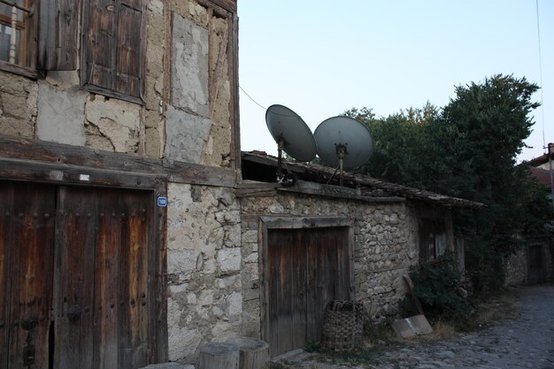 Zdjęcie antena satelitarna na dachu opuszczonego domu