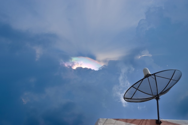 Antena satelitarna z tęczy chmurą.