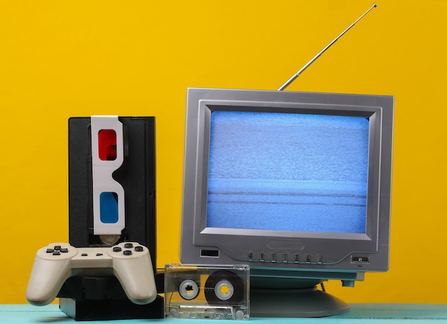 Antena staromodny odbiornik tv retro, okulary stereo anaglifowe, kaseta audio i wideo, gamepad na żółto.