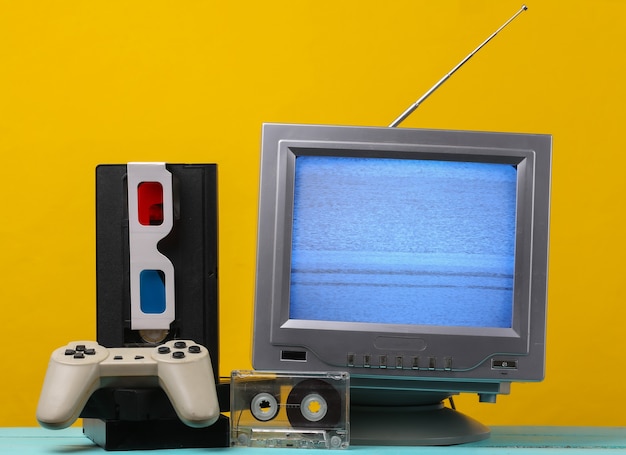 Antena Staromodny Odbiornik Tv Retro, Okulary Stereo Anaglifowe, Kaseta Audio I Wideo, Gamepad Na żółto.