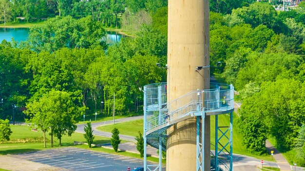 Antena szczytu niebieskich metalowych spiralnych schodów w górę wieży obserwacyjnej w Ariel Foundation Park