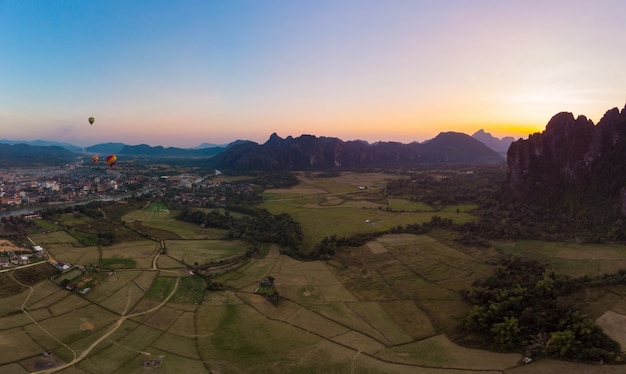 Antena: Vang Vieng Turystyczny Cel Podróży W Laosie, Azja. Zachód Słońca