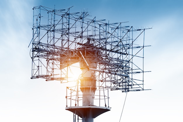 Antena wieża telekomunikacyjna o zachodzie słońca.