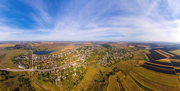 Antenowe Drone Panoramiczny Widok Natury W Mołdawii. Wieś, Jeziora, Szerokie Pola