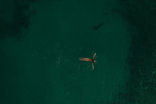 antenowe góry widok na morze tracki grecja ellada. piękna młoda kobieta pływanie w bikini