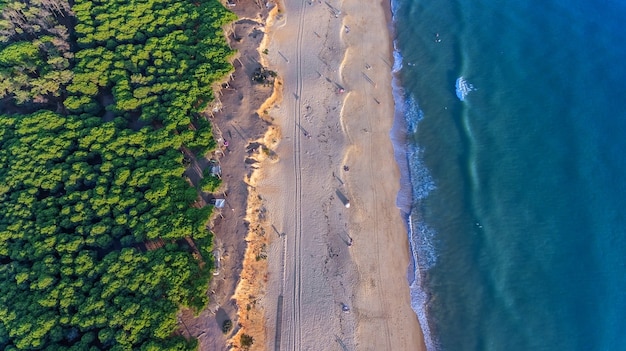 Zdjęcie antenowy. krajobraz z nieba plaż algarve quarteira vilamoura.