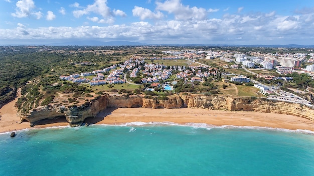 Zdjęcie antenowy. piękne portugalskie plaże armacao de pera, widok z nieba.