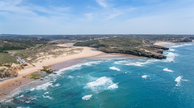 Antenowy. Plaża Amoreira jest filmowana z nieba. Aljezur, Portugalia