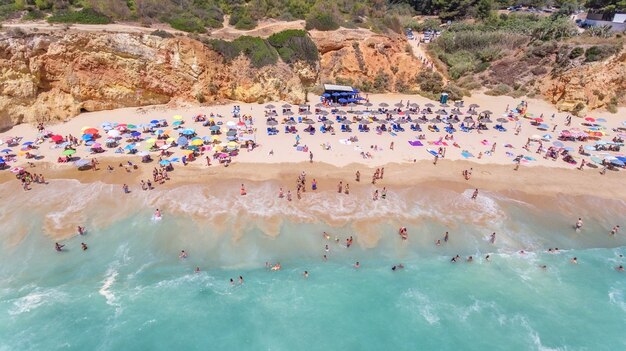 Antenowy. Skały i plaże w pobliżu plaż w Portimao.