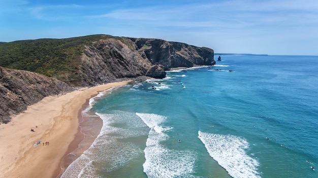 Antenowy. Turyści surfujący na plaży Arrifana. Algarve