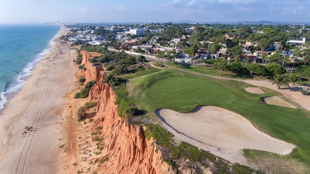 Antenowy. Widok z nieba na pola golfowe w turystycznej miejscowości Vale de Lobo. Vilamoura.