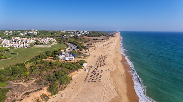 Antenowy. Widok z nieba na pola golfowe w turystycznej miejscowości Vale de Lobo. Vilamoura.