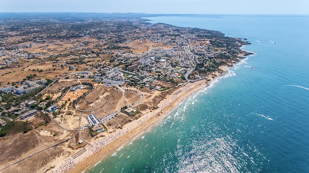 Antenowy. Wielu Turystów Na Plaży Gale, Widok Z Nieba. Albufeira.