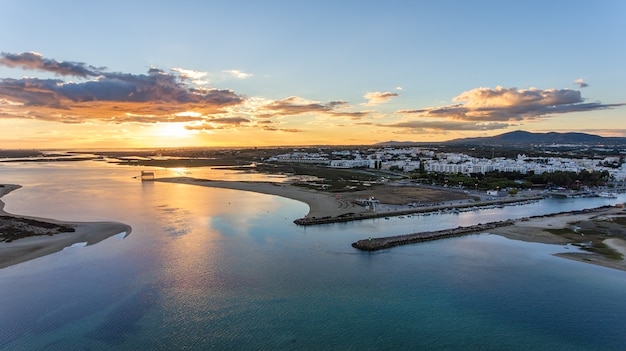 Antenowy. Wspaniały zachód słońca nad portugalską wioską Fuzeta, Tavira.