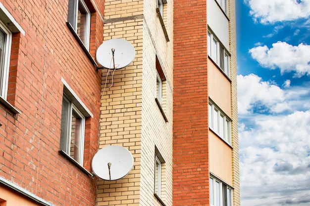 Anteny Satelitarne Na Elewacji Wielokondygnacyjnego Budynku Mieszkalnego Telewizja Satelitarna I Komunikacja Montaż Urządzeń Satelitarnych