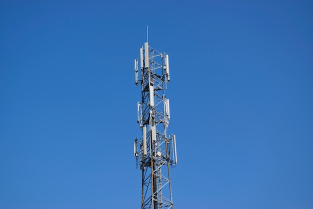 Anteny sektorowe dla stacji bazowych dla telefonów komórkowych. BTS - Stacja bazowa nadawczo-odbiorcza