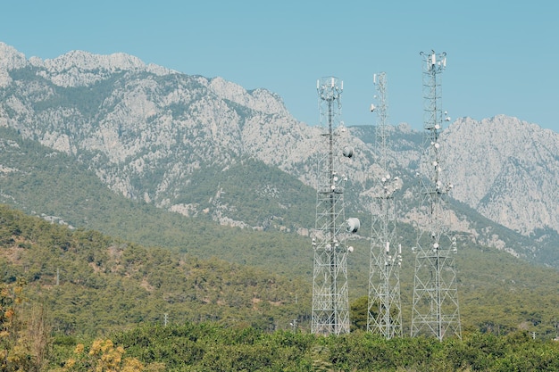 Anteny telekomunikacyjne tansmitter wieże na tle gór
