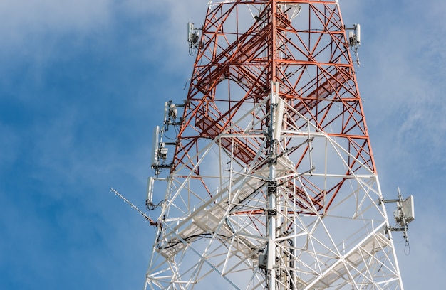 Anteny Telekomunikacyjnej Wieża Z Błękitem Nieba