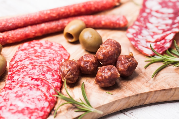 Antipasto Z Salami I Zielone Oliwki Na Desce Oliwnej