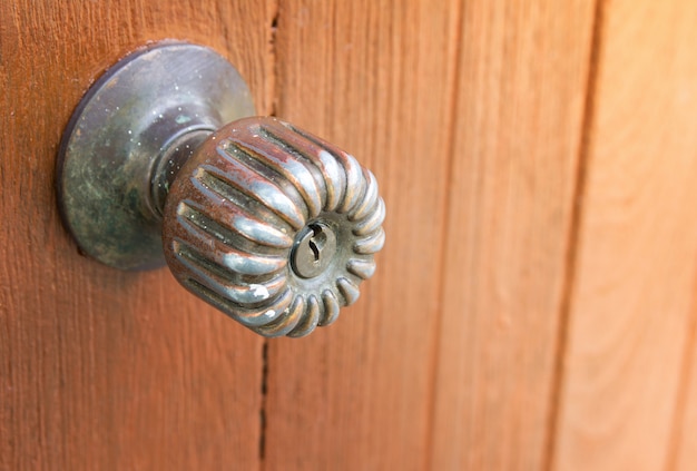 Zdjęcie antyczna klamka z drewnianymi drzwiami