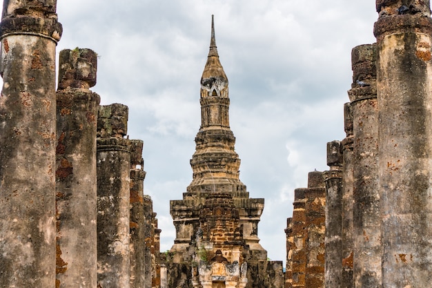 Antyczna pagoda Buddyjska świątynia przy Sukhothai Dziejowym parkiem, UNESCO światowe dziedzictwo.