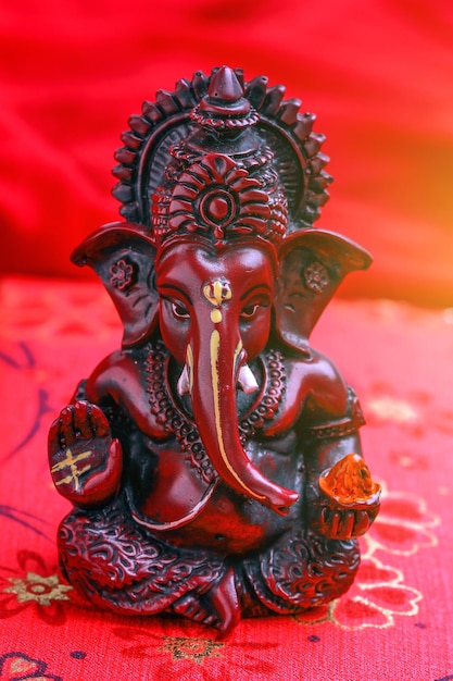 Zdjęcie antyczna rzeźba lub posąg pana ganesha na festiwal ganesha