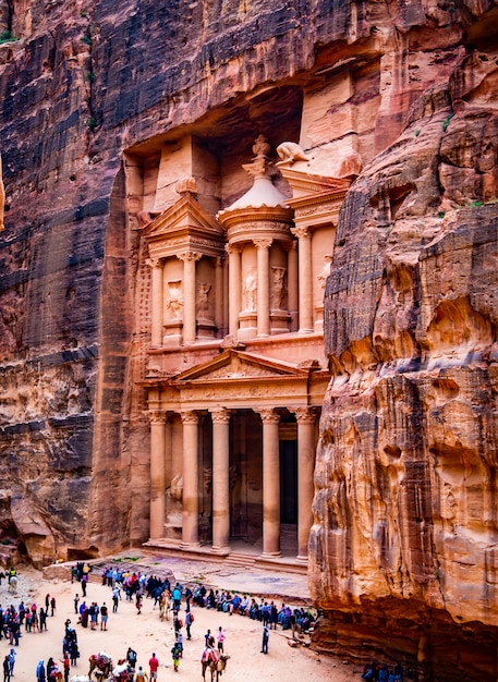 Zdjęcie antyczna świątynia w petra, jordania