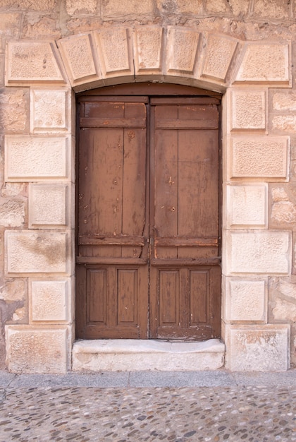 Antyczne drewniane drzwi wykonane ręcznie