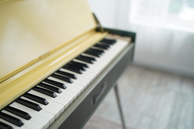 Antyczne klawisze klawiatury fortepianowej czarno-białe widziane z bliska wykonane z drewna