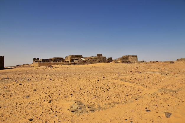 Antyczne ruiny, Stary Dongola w Sudan, Sahara dezerterują, Afryka