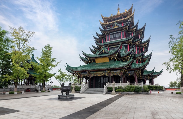 Antycznej architektury świątynna pagoda w parku, Chongqing, Chiny